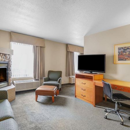 Days Inn By Wyndham Red Deer Esterno foto